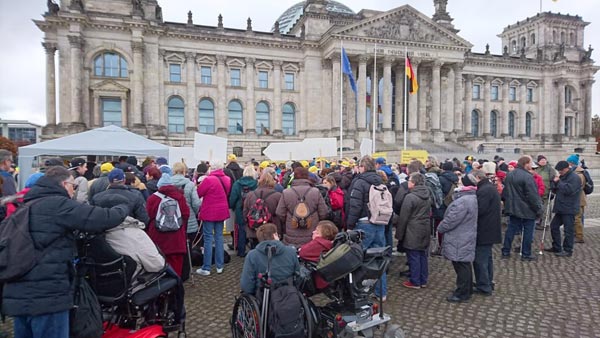 Menschenmenge vor dem Reichstagsgebäude