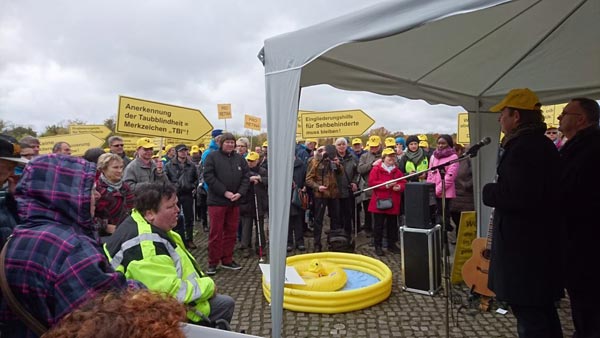 Herr Bethke, Geschäftsführer des DBSV, spricht zu den Demonstranten.