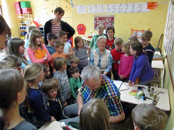 Die KO Meißen zu Besuch bei einer Schulklasse.