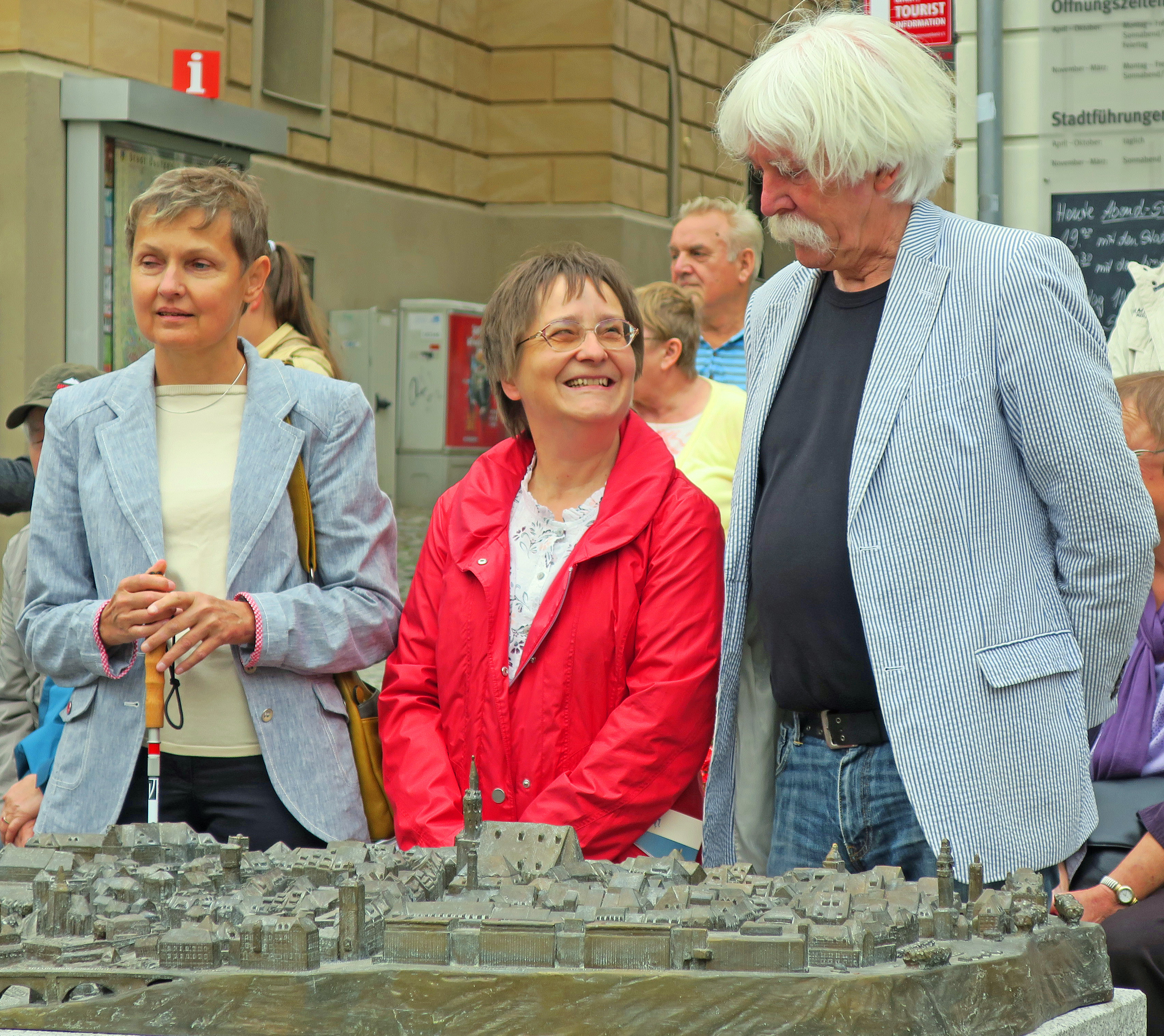 Nach der Enthüllung des Tastmodells stehen die Landesvorsitzende Fr. Fischer, Fr. Tschander der KO Bautzen und der Modellkünstler Hr. Broerken direkt hinter dem Modell.