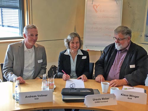 Andreas Vollmer (SGD), Ursula Weber (DVBS) und Klaus Winger (iBoB) sitzen an einem Tisch.