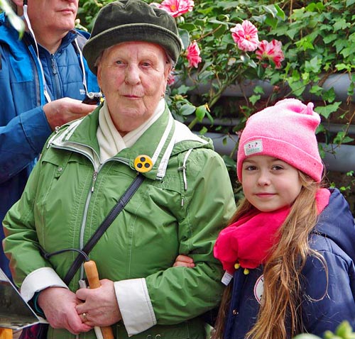 Eine blinde Besucherin mit Enkelin