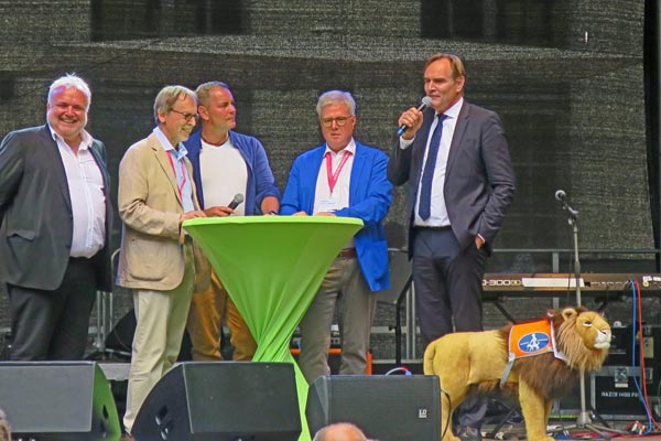 Eröffnung des Louis-Braille-Festivals - Auf der Bühne stehen Jörg Junhold (Zoodirektor), Klaus Hahn (Präsident, DBSV), Moderator, Professor Dr. Thomas Kahlisch (Direktor, DZB) und Burkhard Jung (Oberbürdermeister Stadt Leipzig).
