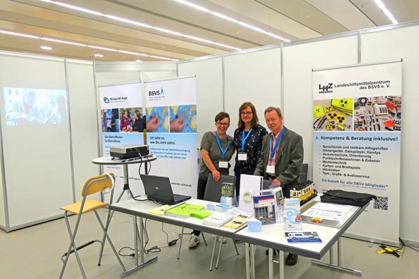 BSVS-Stand beim Markt der Begegnungen. Zu sehen sind Frau Freytag-Liebing, Frau Haufe und Herr Gruner.