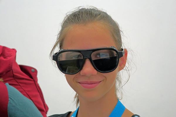 Kongresshalle - EXPO - Markt der Begegnungen - Eine Besucherin hat eine Simulationsbrille mit teilweiser Netzhautablösung auf.