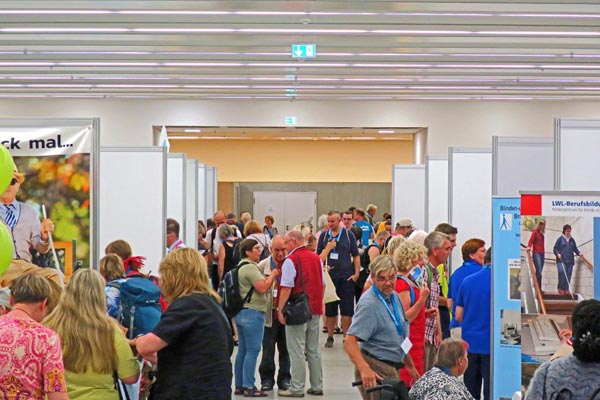 Kongresshalle - EXPO - Markt der Begegnungen - Alle Landesverbände stellen sich vor und auf dem Bild sieht man den Blick in die Masse.