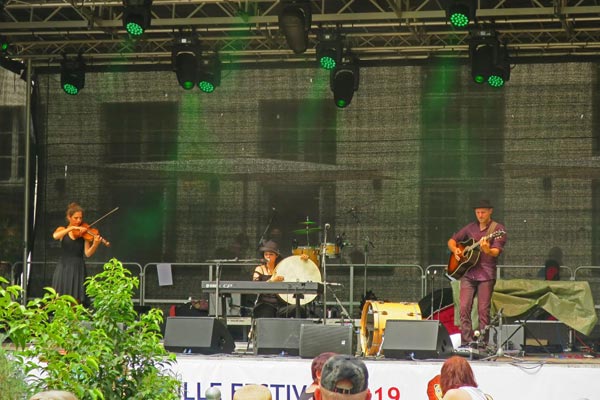 Bühne Konzertgarten Zoo Leipzig - auf der Bühne spielt die Band DELVA - Irish Folk.