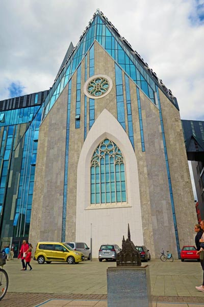 Paulinerkirche Fronansicht und im Vordergrund steht das Tastmodell der Paulinerkirche auf einem Sockel.