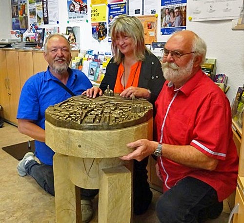 Hinter dem Tastmodell befinden sich Andreas Rudolf (RG Aue-Schwarzenberg), Kathrin Rudolf (RG-Leiterin Aue-Schwarzenberg) und Tobias Michael (Holzbildhauer)