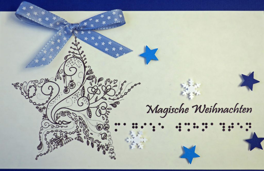 Ein großer Stern, kleine Sterne und weiße Schneeflocken. Text "Magische Weihnachten in Schwarz- und  Brailleschrift