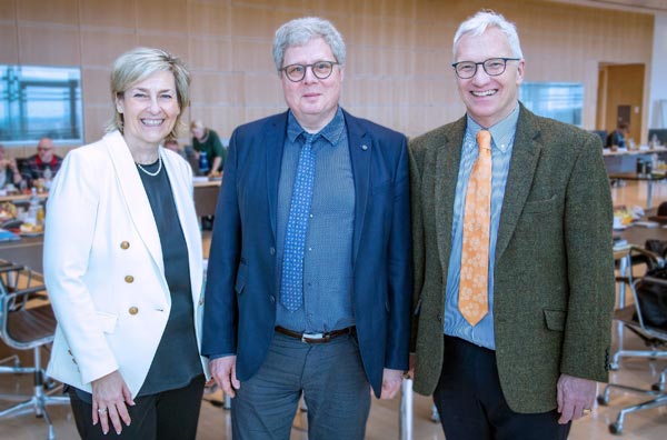 Bild (v.li.): Prof. Dr Karola Wille (MDR-Intendantin), Prof. Dr. Thomas Kahlisch (Direktor der Deutschen Zentralbücherei für Blinde) und Georg Schmolz (Leiter Barrierefreiheit)