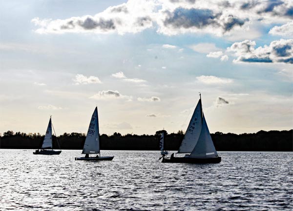 Segelboote auf dem See