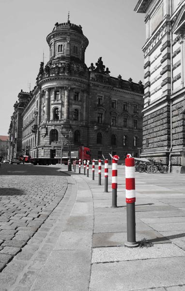 Salzgasse und Tzschirnerplatz mit Polizeidirektion Dresden, elf Poller haben rotweiße Mützen auf