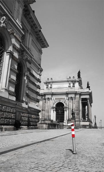 Brühlscher Garten mit Albertinum und Kunstakademie, ein grauer Poller trägt eine rotweiße Mütze