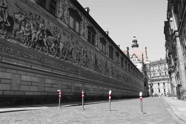 Augustusstraße mit Fürstenzug und Hausmannsturm, vier graue Poller tragen rotweiße Mütze