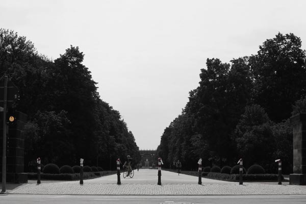 Haupteingang zum Großen Garten Lennéstraße, sieben graue Poller tragen rotweiße Mütze