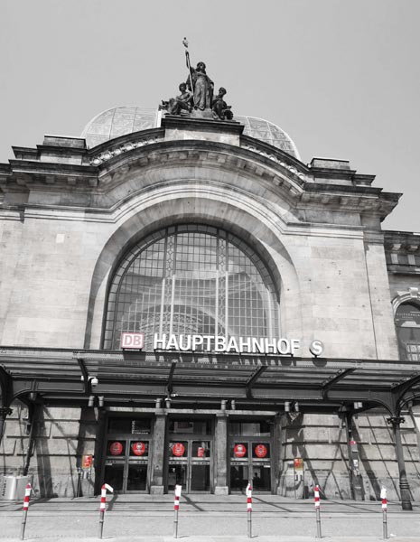 Hauptbahnhof Dresden, Nebeneingang an der B170, sechs graue Poller mit einer rotweißen Mütze