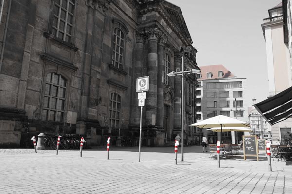 Kreuzkirche mit Blick Richtung Altmarkt, sieben graue Poller tragen eine rotweiße Mütze