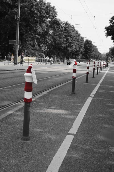 Lennéstraße Richtung Gläserne Manufaktur, 14 graue Poller tragen rotweiße Mütze