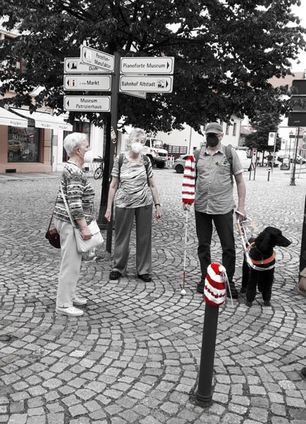 Roßplatz in Meißen, der graue Poller trägt eine rotweißgestreifte Mütze