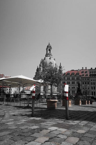 Neumarkt mit Blick auf die Frauenkirche, zwei Poller tragen rotweiße Mütze