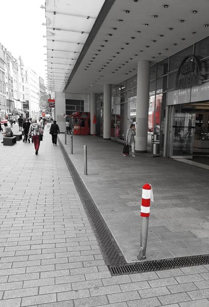 Neumarkt/Grimmaische Straße in Leipzig vor der Galeria Kaufhof, von vier Pollern trägt einer rotweiße Mütze