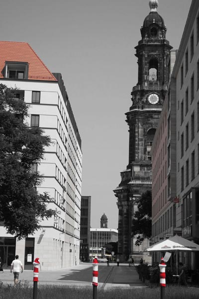Pfarrgasse Richtung Altmarkt mit Blick auf Kulturpalast und Kreuzkirche, drei graue Poller mit rotweißer Mütze