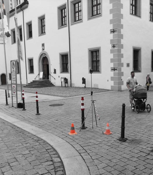 Obermarkt/Erbische Straße in Freiberg mit Rathaus, von fünf Pollern tragen drei rotweiße Mützen