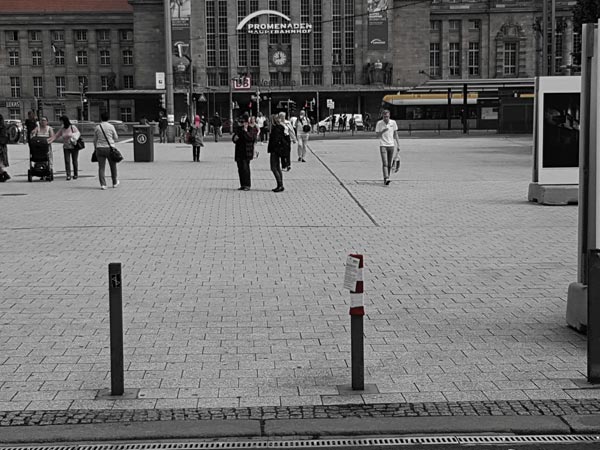 Richard-Wagner-Straße / Nikolaistraße Leipzig mit Blick auf Hauptbahnhof, ein Poller hat eine rotweiße Mütze