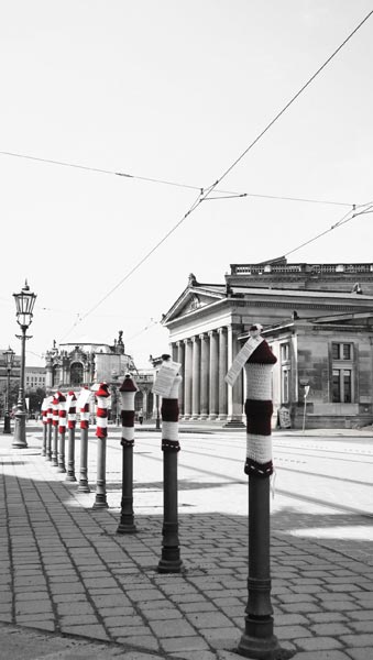 Sophienstraße, im Hintergrund Zwinger und Altstädtische Hauptwache, zehn graue Poller mit rotweißen Mützen