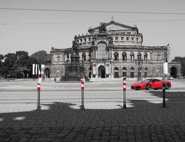 Theaterplatz mit Blick auf Semperoper und König-Johann-Denkmal, vier graue Poller tragen rotweiße Mützen