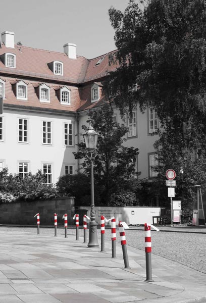 Tzschirnerplatz mit Gebäude der Evangelisch-Reformierten Gemeinde Dresden, neun graue Poller mit rotweißen Mützen