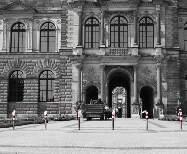 Eingang zum Zwinger vom Theaterplatz, sechs Poller mit rotweißen Mützen