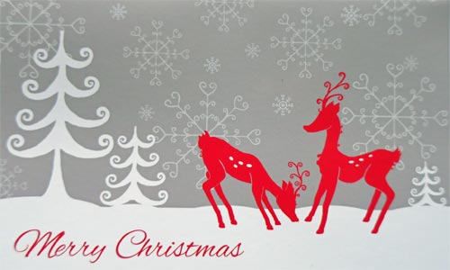 Das Bild zeigt eine Weihnachtskarte im graphischen Design und in den Farben grau, weiß und rot. Der Hintergrund ist grau und vom Himmel fallen große Schneeflocken. Auf der verschneiten Wiese stehen links zwei Tannenbäume und auf der rechten Seite ein kleiner. Zwischen den Bäumen stehen zwei rote Rehe und am unteren linken Bildrand steht der Schriftzug "Merry Christmas." in Rot.