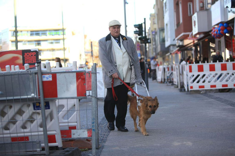 Mann mit Führhund