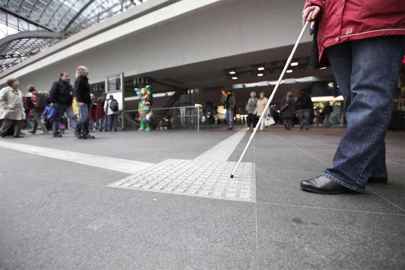 Abbildung eines Leitsystems am Bahnhof