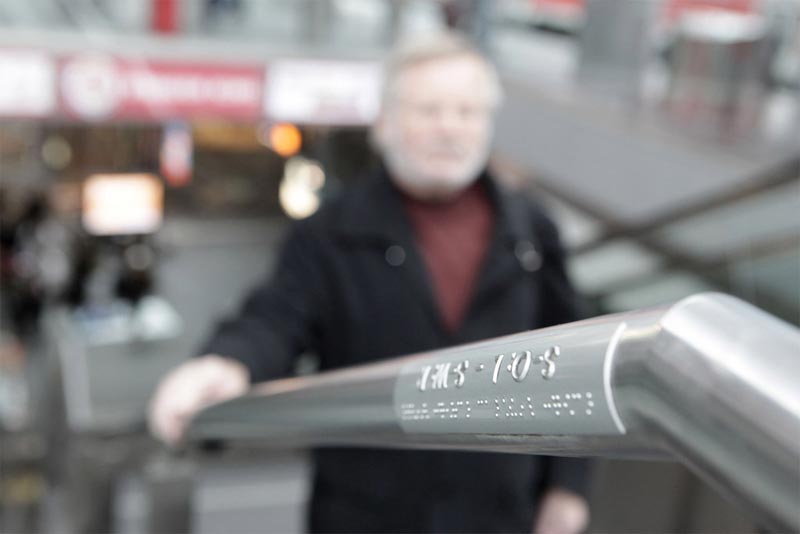 Braille-Beschriftung Treppengeländer