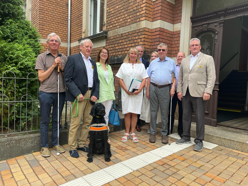 Vor der Geschäftsstelle des Blinden- und Sehbehindertenverbandes Sachsen e. V. stehen von links Herr Asmus (BSVS), Herr Schneider (Landesvorsitzender BSVS) mit Blindenführhund, Frau Adolf (Referatsleiterin SMS), Staatsministerin Petra Köpping (SMS), Herr Freudenberg (BSVS), Herr Hauschild (1. stellvertretender Vorsitzender des Landesvorstandes, BSVS) und dahinter ebenfalls von links Herr Welsch (Landesbeauftragter für Inklusion von Menschen mit Behinderung), Frau Petry (Büroleiterin der Staatskanzlei) und Herr Adam (Geschäftsstellenleiter BSVS).