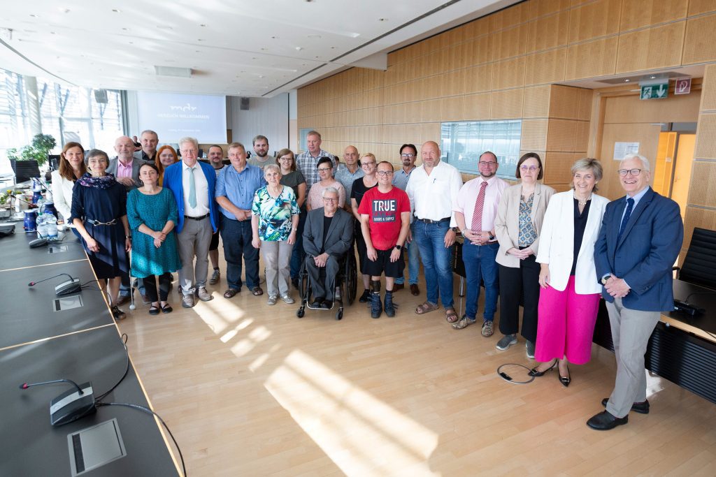 MDR-Spitzentreffen mit Behindertenverbänden
am 07.09. 2023 im MDR Leipzig
Prof. Dr. Thomas Kahlisch (Deutsches Zentrum für barrierefreies Lesen), Karola Wille (MDR-Intendantin) und Georg Schmolz (Erster Redakteur, Redaktion Barrierefreiheit im MDR) v.l.