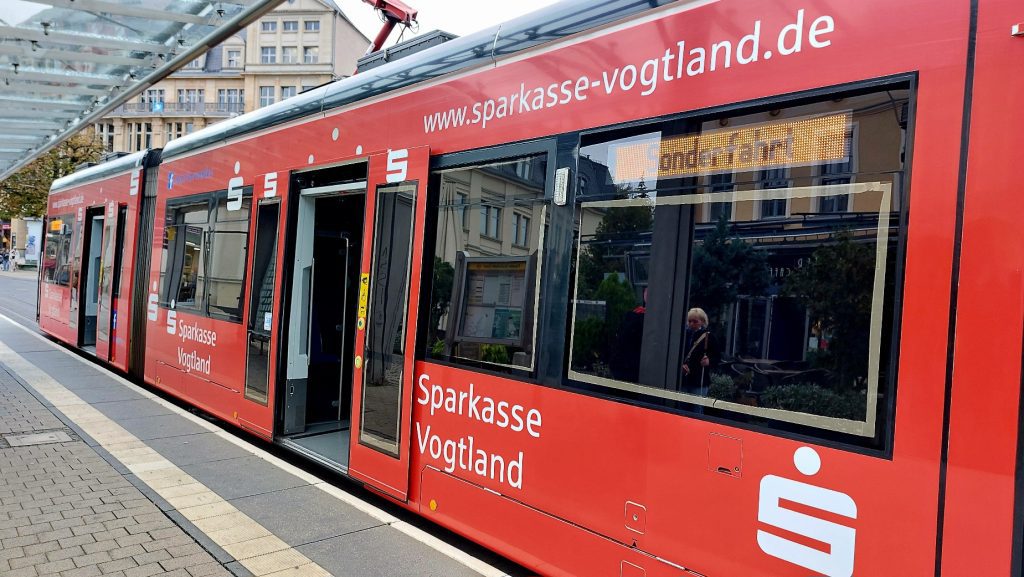 Die abgedunkelte Straßenbahn vor der Rundfahrt zur Woche des Sehens.