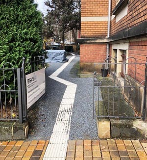 Der neue Garten-Zugang mit Leitsystem und abgeflachtem Eingang.