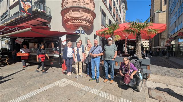 Zu sehen ist der Amtsleiter des Marktamtes der Stadt Leipzig gemeinsam mit Mitgliedern der Arbeitsgruppe „BLS und Barrierefreiheit“. Die Arbeitsgruppe ist eine Untergruppe des Behindertenbeirates der Stadt Leipzig. Alles stehen hinter dem neuen Leitsystem auf der Grimmaischen Straße.